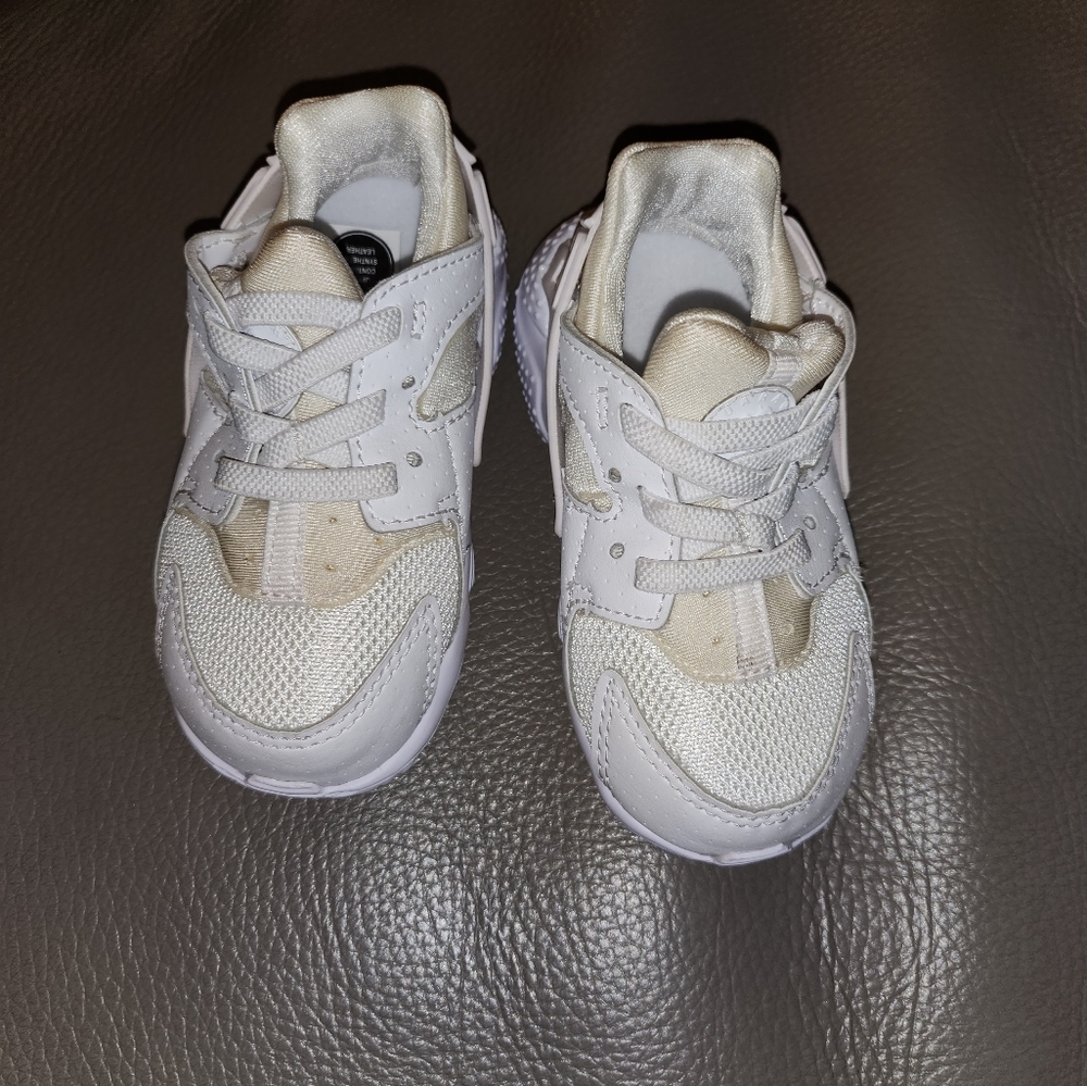 Brand New White Nike Hurrache